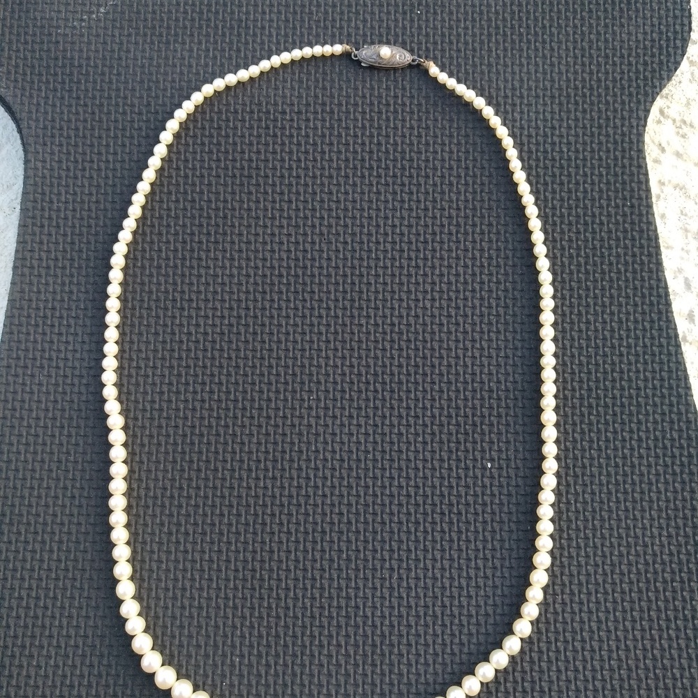 Vintage original pearl necklace.17" silver clap